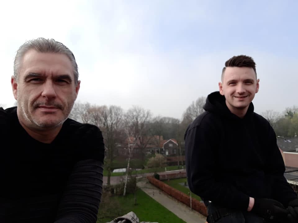 Vader en zoon van Risa Dakwerken samen aan het werk op een dak