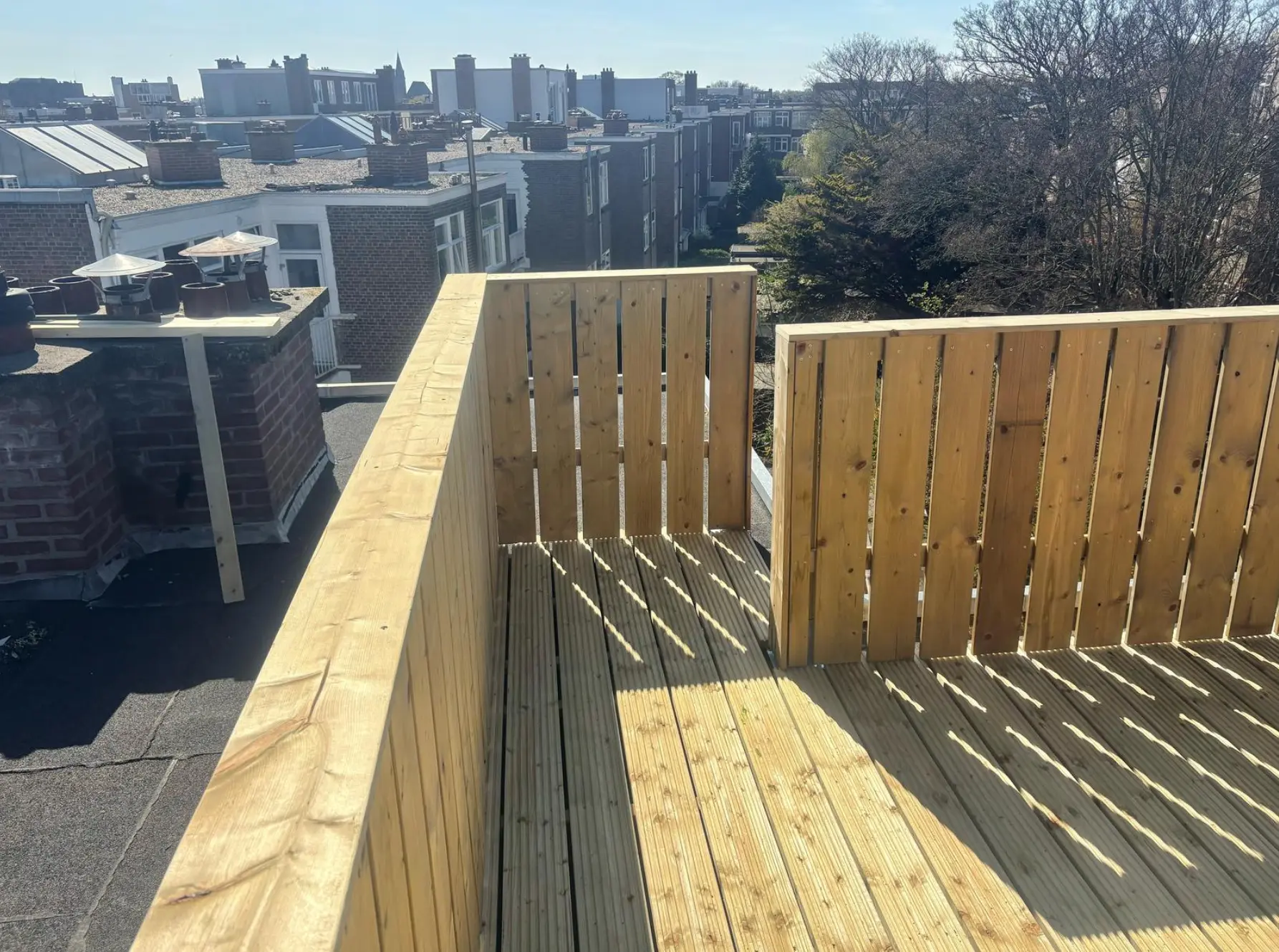 Afgewerkt dakterras met vlonder en houten schutting