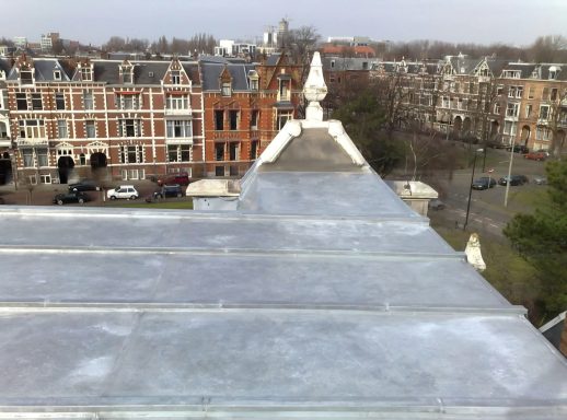 Nieuw zinken dak boven statige stadswoningen