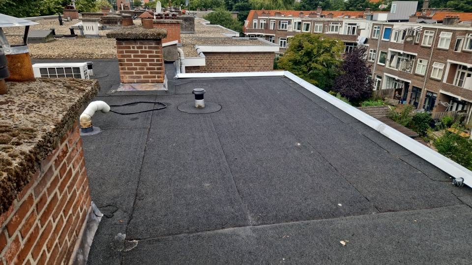Nieuw bitumen dak op een stadswoning in Den Haag