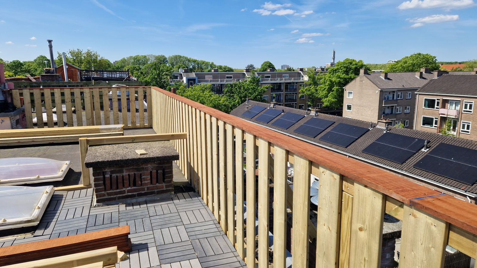 Dakterras met vlonder en zonnepanelen