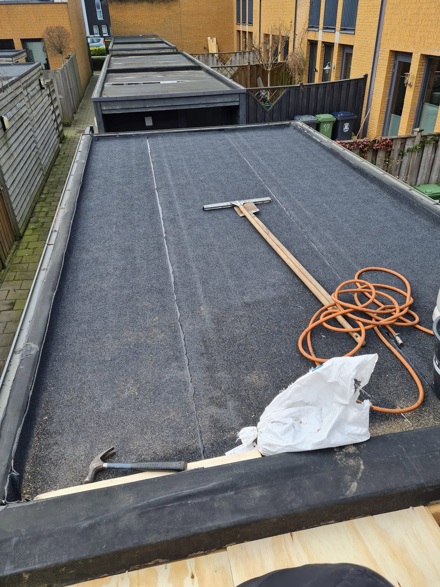 Werkzaamheden tijdens de renovatie van een plat bitumen dak
